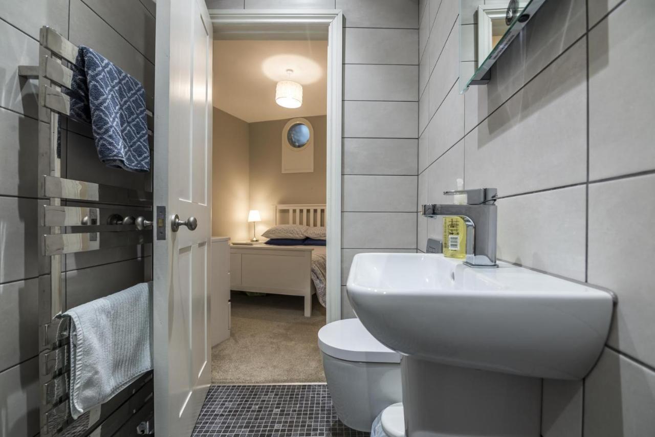 Sea Legs - 2 Bedroom Apartment - Tenby Luaran gambar